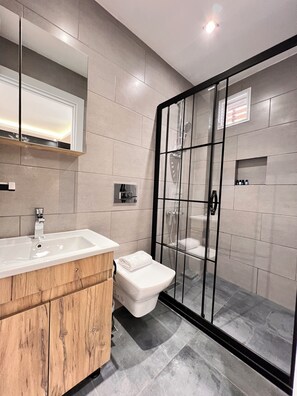 Superior Double Room | Bathroom | Free toiletries, hair dryer, slippers, bidet - The Bail Hotel (Istanbul)