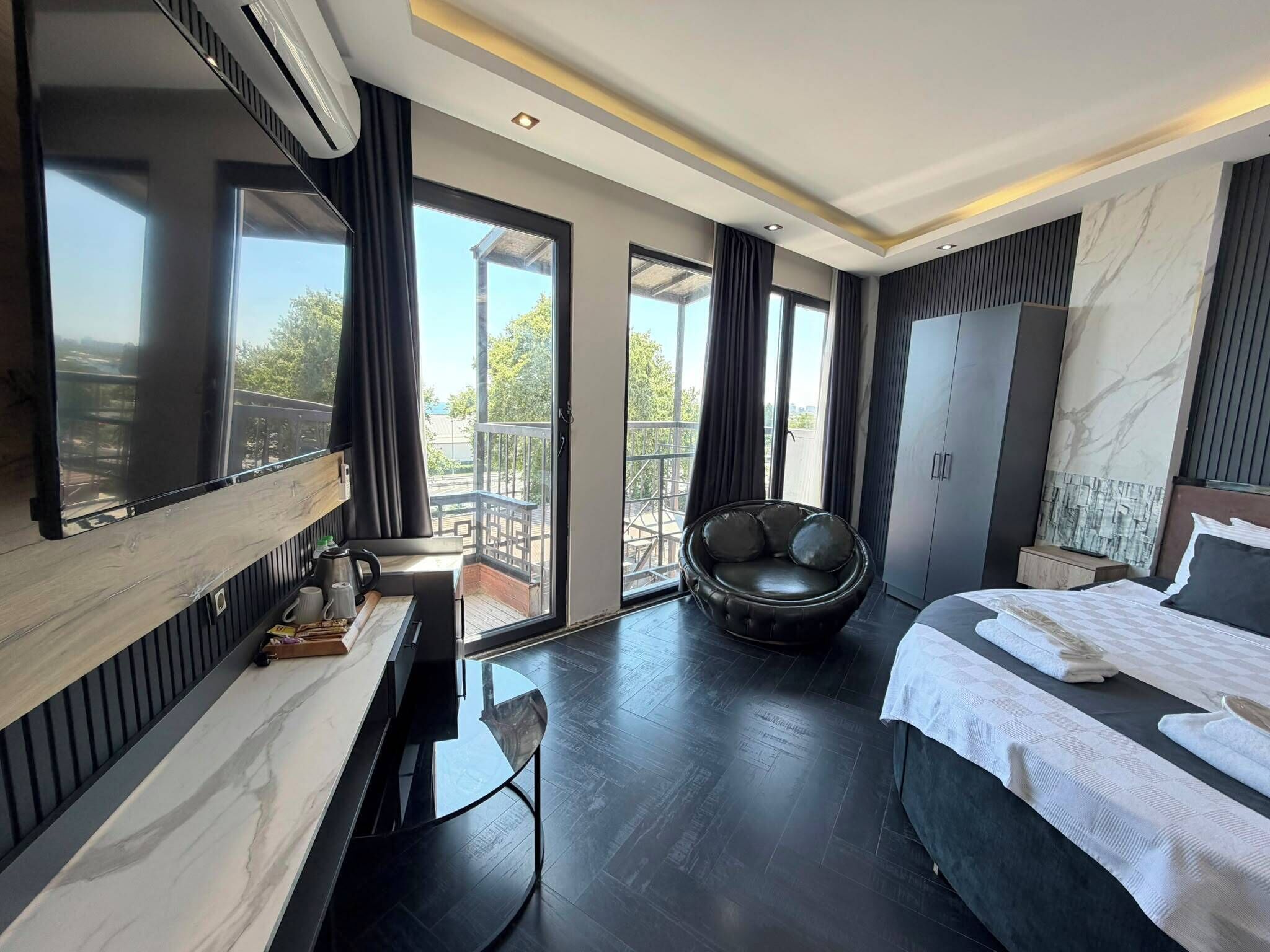 Luxury Double Room, Sea View | Desk, blackout drapes, iron/ironing board, WiFi (free)