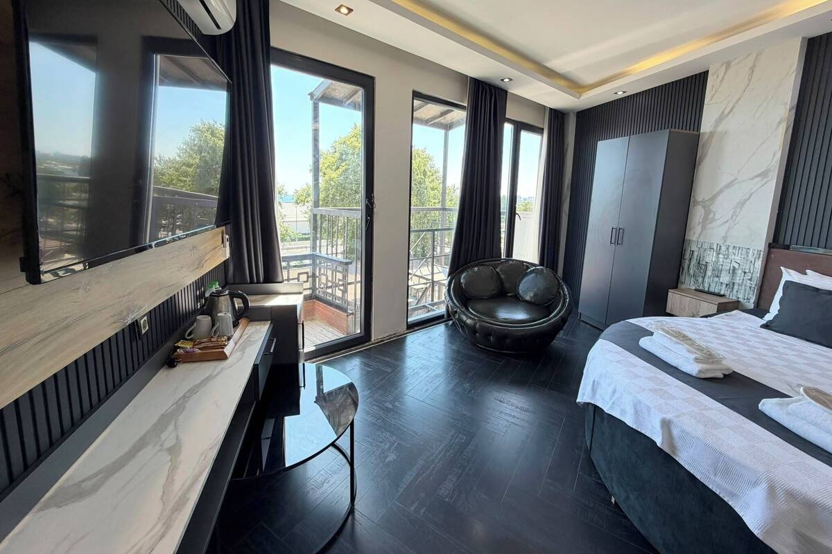 Luxury Double Room, Sea View | Desk, blackout drapes, iron/ironing board, WiFi (free)