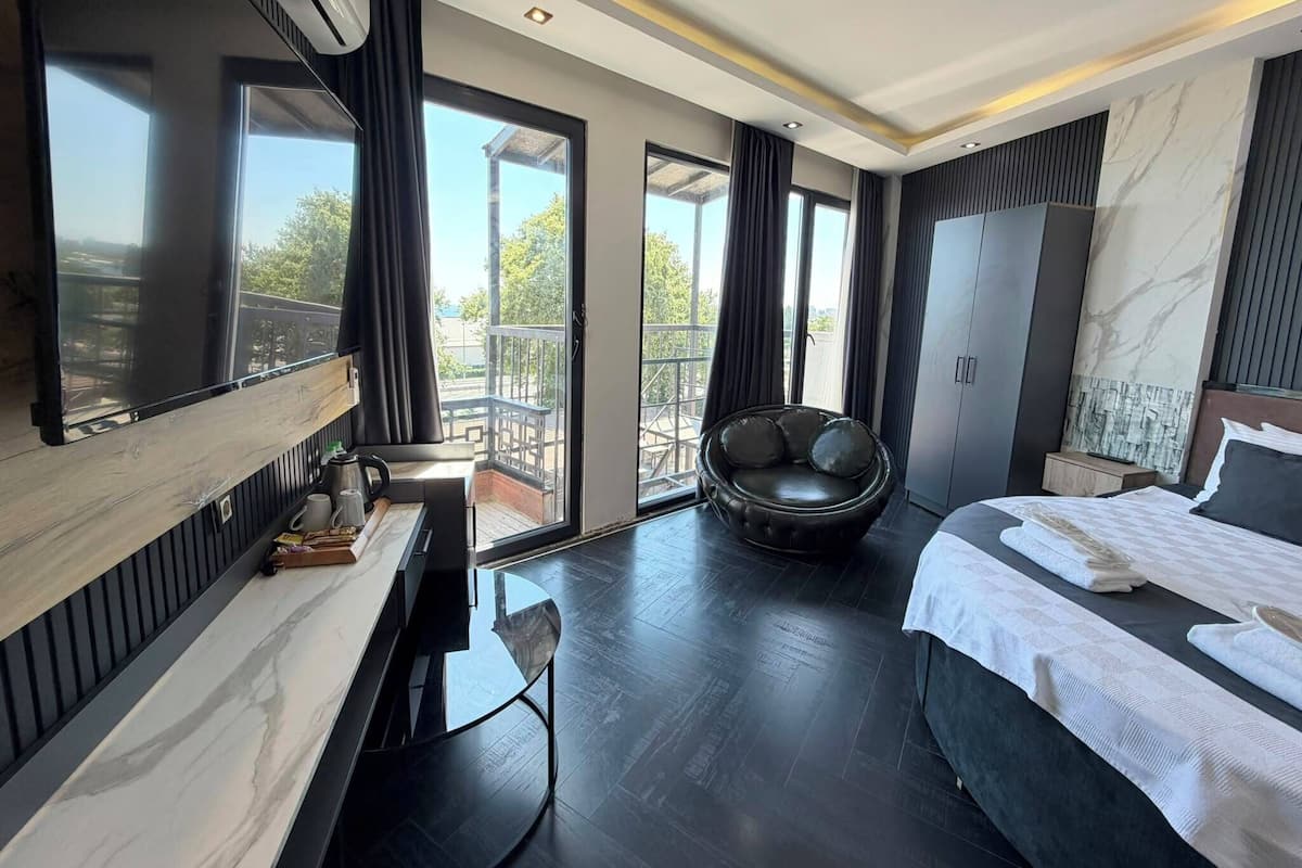 Luxury Double Room, Sea View | Desk, blackout drapes, iron/ironing board, WiFi (free)