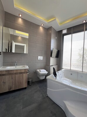 Luxury Double Room, Sea View | Bathroom | Free toiletries, hair dryer, slippers, bidet - The Bail Hotel (Istanbul)