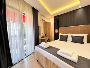 Quarto casal básico, vista para o mar | Escrivaninha, cortinas blackout, ferros/tábuas de passar roupa