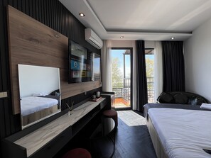 Escritorio, cortinas blackout y tabla de planchar con plancha 