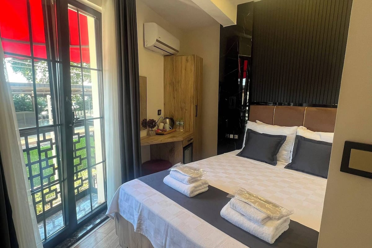 Comfort Double Room | Desk, blackout drapes, iron/ironing board, WiFi (free)