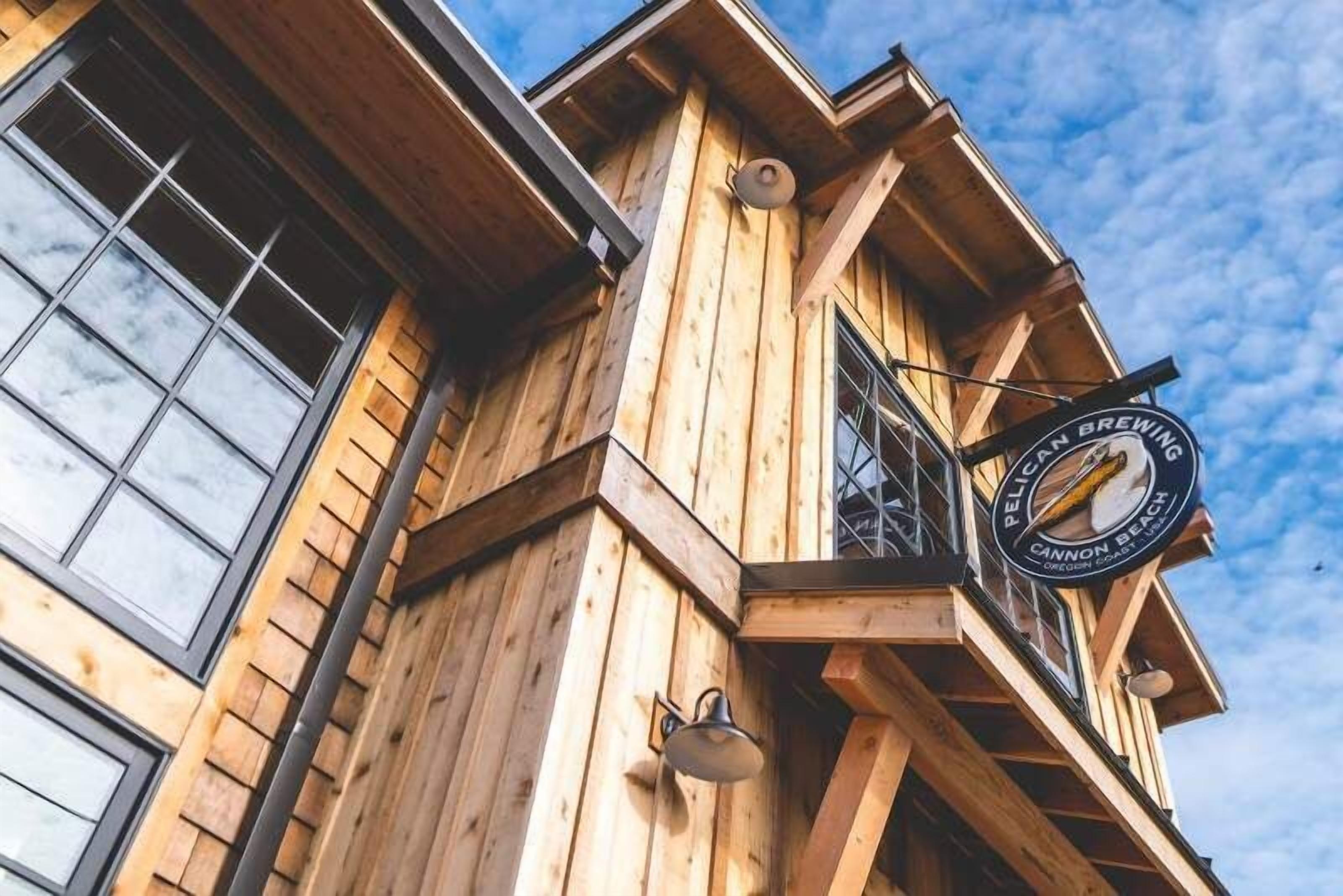 Ein Holzhaus mit einem Schild, auf dem 