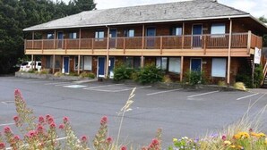 Un motel à deux étages avec un parking situé à l’avant.