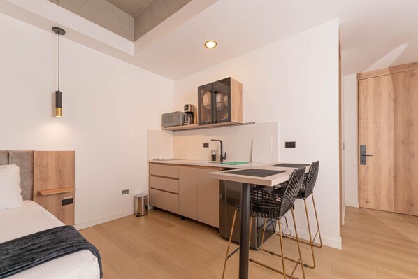 Desk, iron/ironing board, WiFi, bed sheets