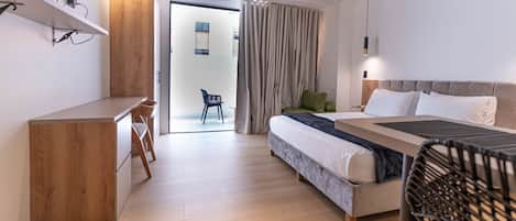 Escritorio, tabla de planchar con plancha, wifi y ropa de cama