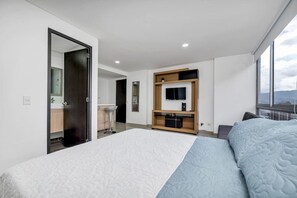 Desk, iron/ironing board, travel cot, WiFi