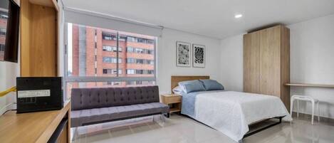 1 makuuhuone, työpöytä, silitysrauta/-lauta, vauvan matkasänky