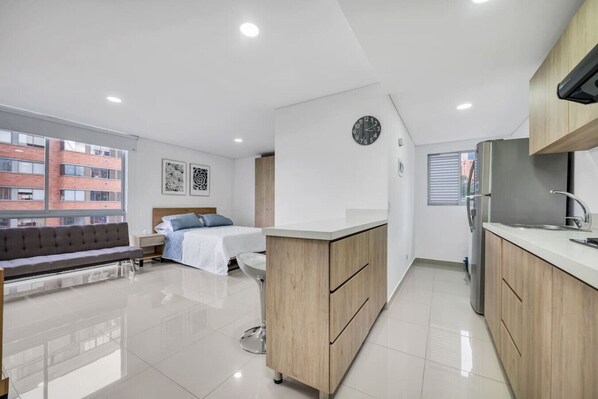 1 sovrum, skrivbord, strykjärn/strykbräda och resesäng