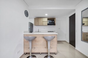 Kühlschrank, Mikrowelle, Herdplatte, Wasserkocher mit Kaffee-/Teezubehör