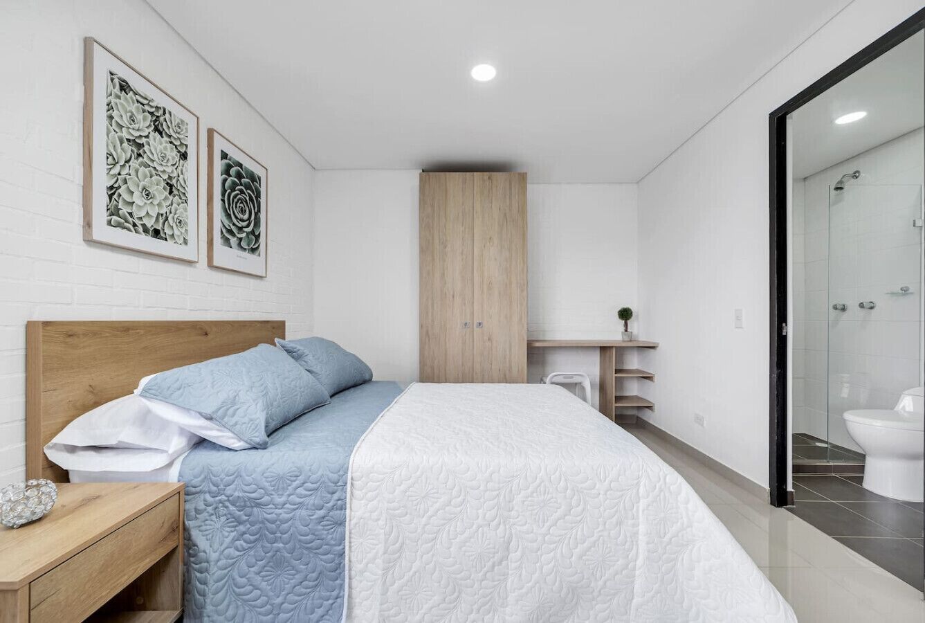 Schreibtisch, Bügeleisen/Bügelbrett, Reisekinderbett, WLAN