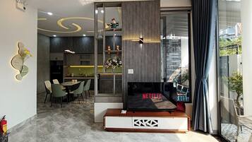 Habitación familiar | Área de sala de estar | Televisión de 60 pulgadas con canales digitales