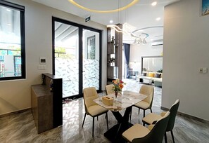 Habitación familiar | Cocina privada | Refrigerador, microondas, parrilla de estufa y tetera eléctrica 