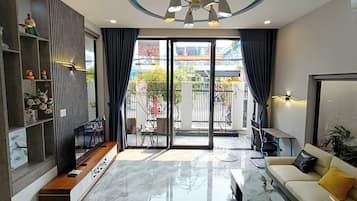 Habitación familiar | Área de sala de estar | Televisión de 60 pulgadas con canales digitales