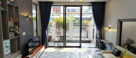 Familienzimmer | Wohnbereich | 60-Zoll-Fernseher mit Digitalempfang