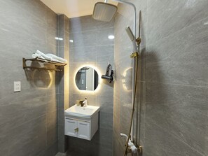Family Room | Bathroom | Hydromassage showerhead, free toiletries, hair dryer, slippers