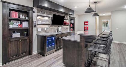 Spacious Retreat in West Omaha 2 King 3 Queen Beds