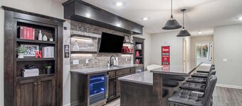 Spacious Retreat in West Omaha 2 King 3 Queen Beds
