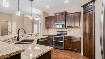 Een koelkast, een magnetron, een oven, een kookplaat