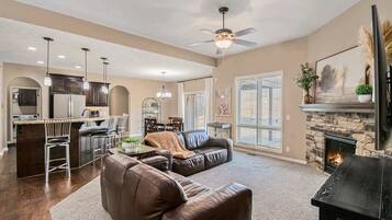 Een televisie en een open haard