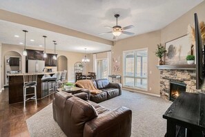 TV, fireplace