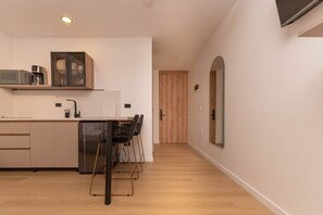 Réfrigérateur, micro-ondes, plaque de cuisson, cafetière/bouilloire