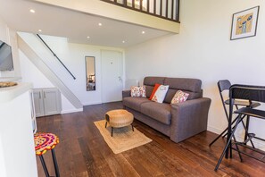 Smart TV, books - Magnificient Duplex in Old Antibes ! (Antibes)