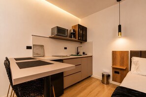 Coffee/tea maker, fridge, microwave, stovetop