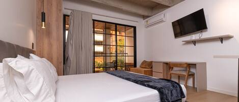 Escritorio, tabla de planchar con plancha, cuna de viaje y wifi gratis