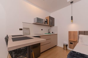 Fridge, microwave, stovetop, coffee/tea maker - Loft in Laureles, kitchenette, AC private balcony (Medellín)