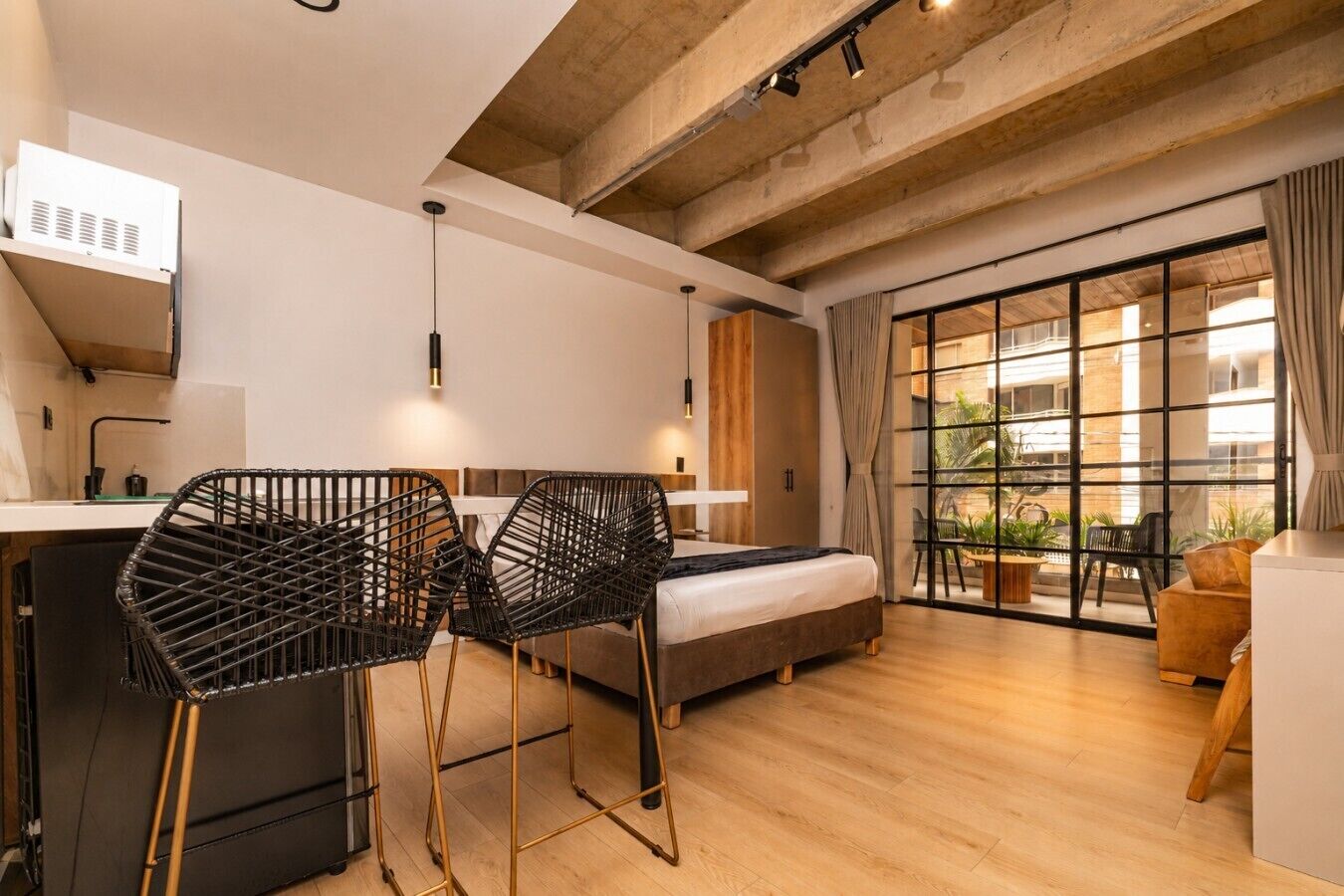 1 dormitorio, escritorio, tabla de planchar con plancha y cuna de viaje