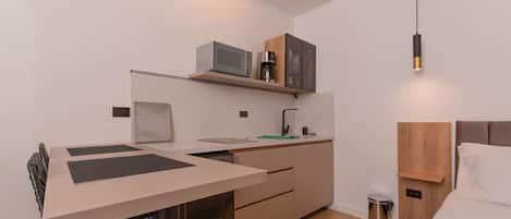 Refrigerador, microondas, placa de cocina, cafetera/tetera