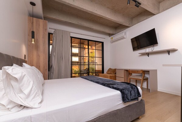 Escritorio, tabla de planchar con plancha, cuna de viaje y wifi 