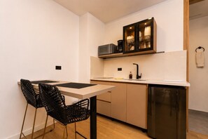 Wasserkocher mit Kaffee-/Teezubehör, Kühlschrank, Mikrowelle, Herdplatte