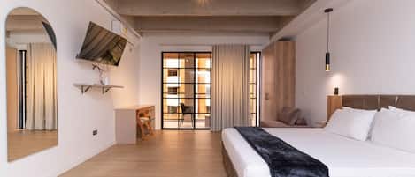 Escritorio, tabla de planchar con plancha, cuna de viaje y wifi gratis