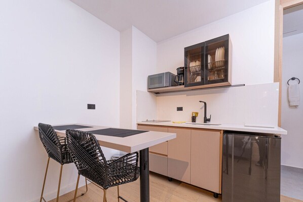 Microwave, stovetop, cookware/dishes/utensils