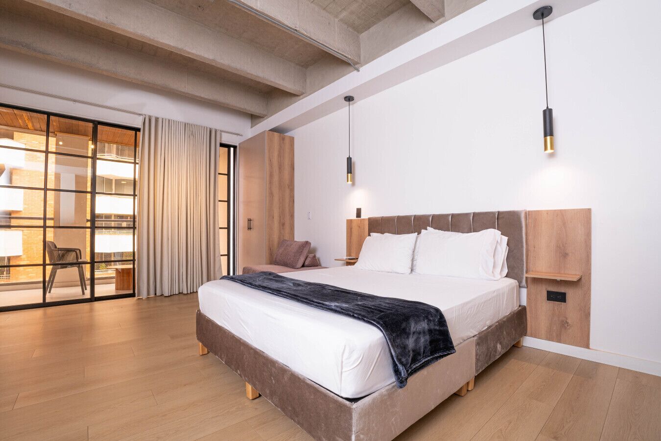 デスク、アイロン / アイロン台、旅行用ベビーベッド、WiFi (無料)