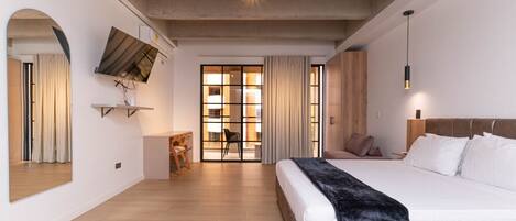 Escrivaninha, ferros/tábuas de passar roupa, berço de viagem