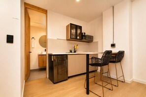Coffee/tea maker, fridge, microwave, stovetop