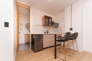 Réfrigérateur, micro-ondes, plaque de cuisson, cafetière/bouilloire