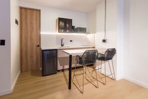 Fridge, microwave, stovetop, coffee/tea maker - Loft in Laureles with kitchenette, AC & workspace (Medellín)