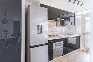 Refrigerador, microondas, horno y cafetera y tetera 