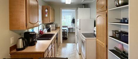 ثلاجة، ميكروويف، فرن، موقد طهي مسطح