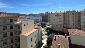 A coastal hotel with multiple floors, balconies, and a view of the sea. - Beautiful duplex with sea view AV-72 (ROSES)
