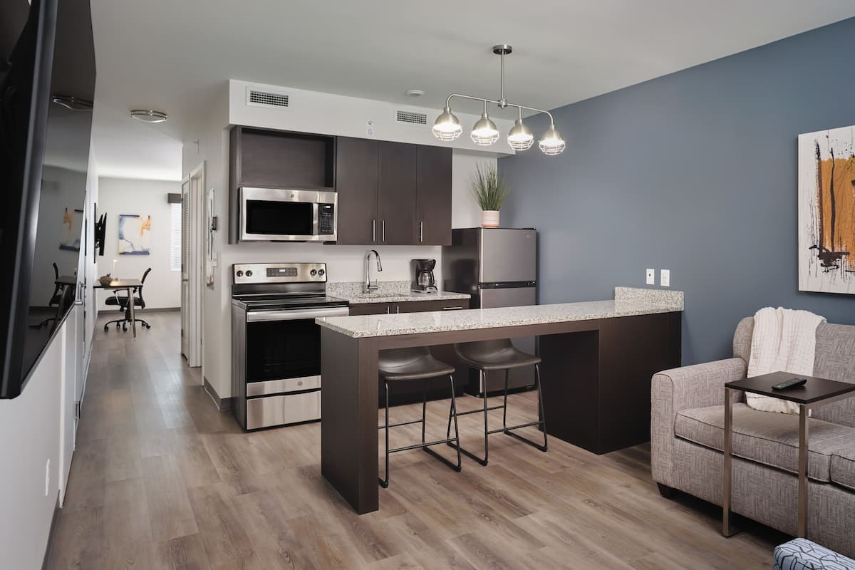 Full-size fridge, microwave, oven, stovetop