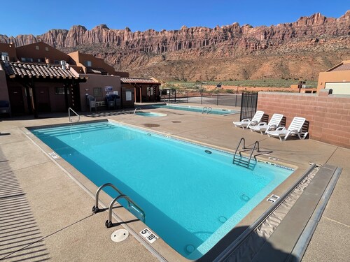 18A5 Two Master Suites, Great Views, Shared Pool & Hot Tub