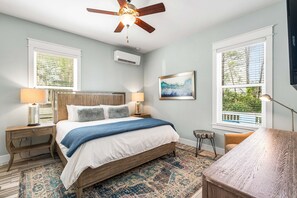 3 bedrooms, free WiFi, bed sheets - 0.3 Miles From the Beach! Golf Cart! 3 Adult Bikes! (Santa Rosa Beach)