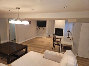 TV, fireplace, books - Beautiful Bungalow on Grand River in Fergus. (Fergus)